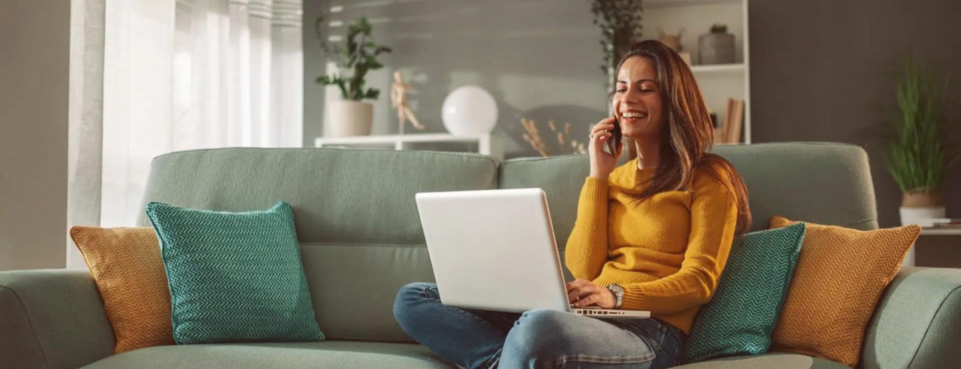 Participant la workshop lucrând la exerciții practice interactive