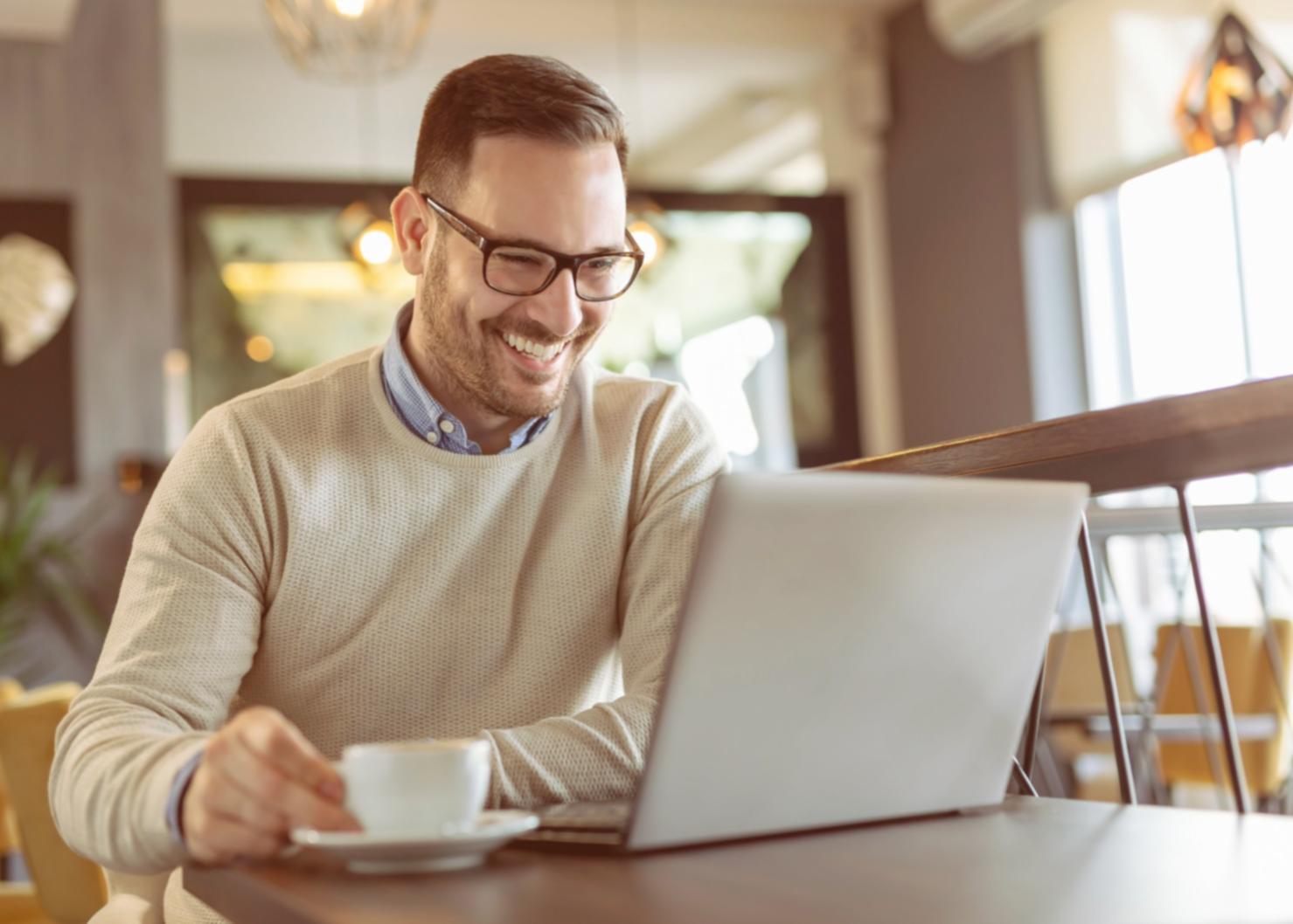 Grup de participanți colaborând la exercițiu practic în timpul workshop-ului