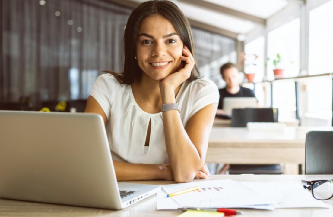 Participant analizând structura bugetului pe laptop