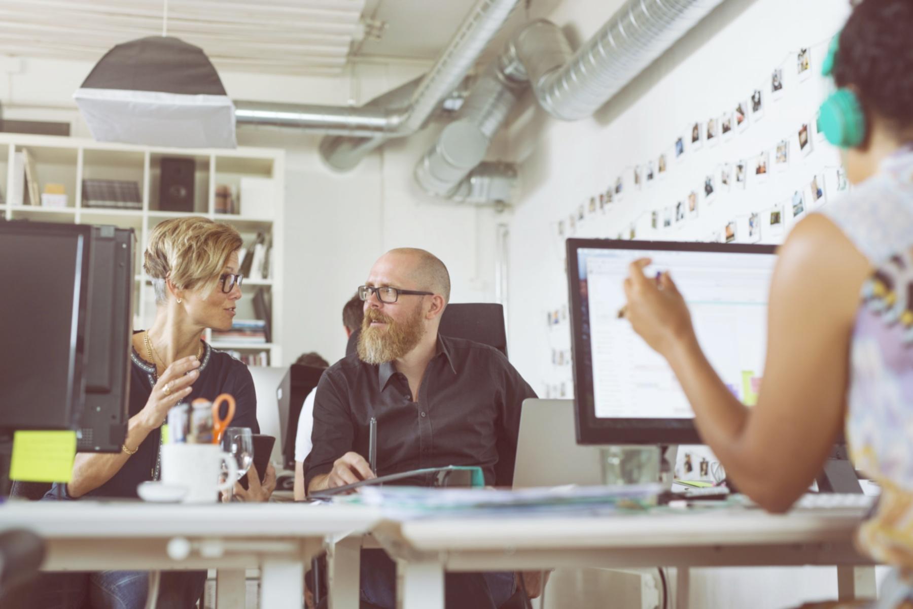 Participant concentrat lucrând pe exercițiu practice în timpul workshop-ului Phelionexa