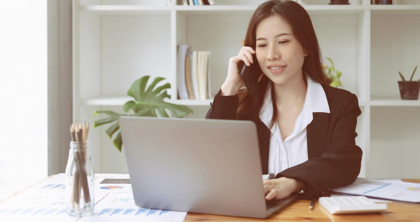 Participanți la workshop analizând rezultate practice ale exercițiilor