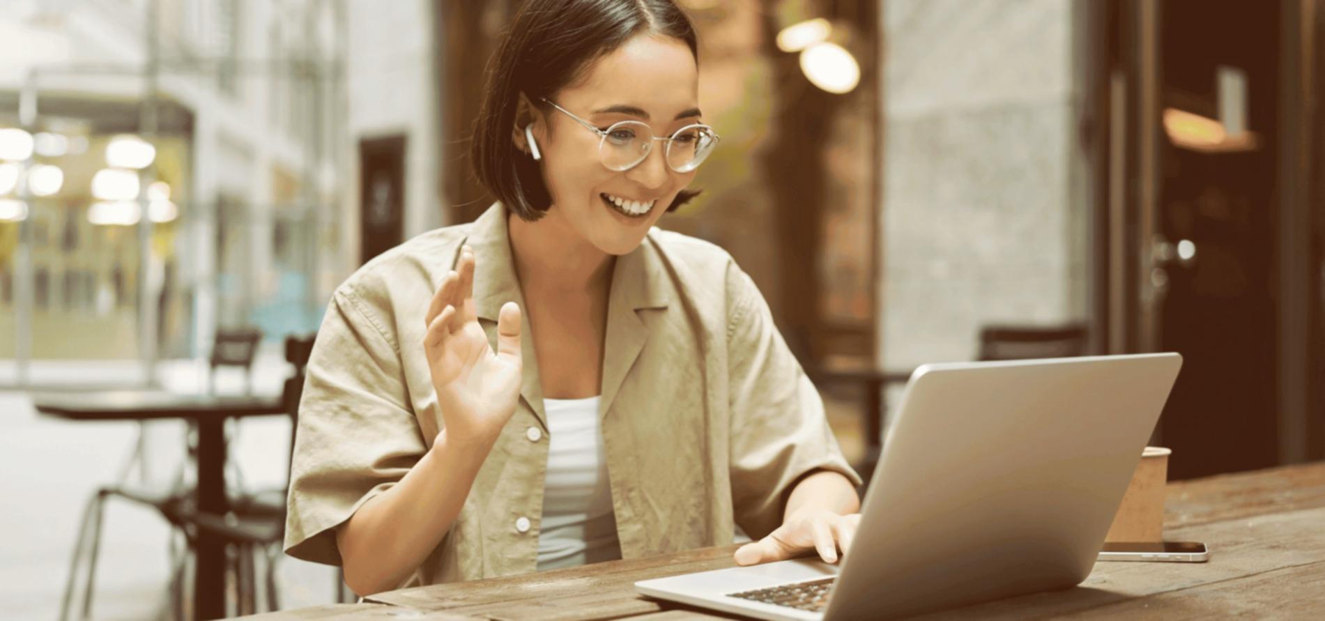 Participanți la workshop colaborând activ la exercițiu de grup